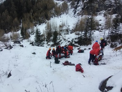 UPDATE - Trupul bărbatului care a murit în Munţii Bucegi în încercarea de a o salva pe tânăra cu care se afla, coborât din munte - VIDEO