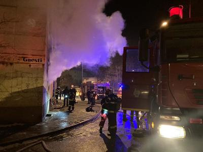 Peste 20 de locatari ai unui bloc din Sfântu Gheorghe, evacuaţi după ce un incendiu a izbucnit într-un atelier de reparaţii aflat la parter - FOTO