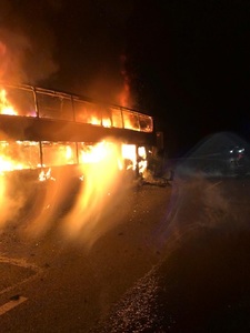 Un autocar care transporta 44 de pasageri a ars pe autostrada A1, sensul de mers Sebeş - Sibiu. Nimeni nu a fost rănit - FOTO
