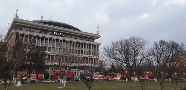 UPDATE - Incendiu la Universitatea Politehnica Bucureşti - Degajări mari de fum din clădirea Rectoratului, fără a se vedea flacără / Nu sunt persoane surprinse în clădire - FOTO
