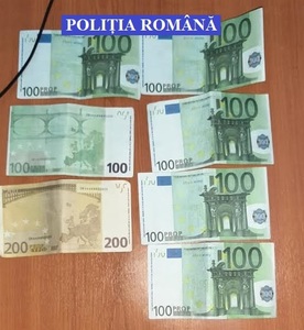 Dâmboviţa: Trei bărbaţi suspectaţi că au cumpărat două telefoane mobile şi un autoturism cu bancnote false de 100 şi 200 de euro, plasaţi sub control judiciar / Doi dintre suspecţi, prinşi pe Aeoportul Otopeni când încercau să fugă din ţară