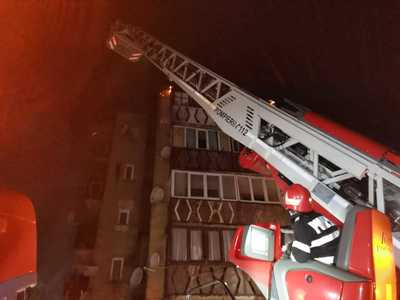 Bistriţa-Năsăud: Incendiu violent la acoperişul unui bloc din Rodna/ 180 de persoane au fost evacuate, fiind cazate în sala de sport a localităţii/ Au fost afectate de fum şi smoală topită 13 garsoniere - FOTO, VIDEO