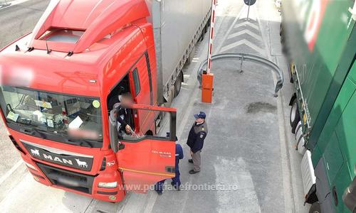Trafic intens al camioanelor la graniţa cu Ungaria / La Petea timpul de aşteptare depăşeşte 210 minute