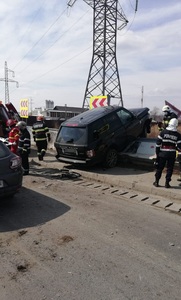 Accident spectaculos la ieşire de pe autostrada A 1, în Argeş. Un autovehicul de teren a urcat parapetul de pe marginea drumului - FOTO
