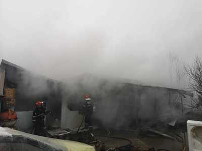 UPDATE - Prahova: Incendiu la un atelier de reparaţii auto din Breaza/ Pompierii au evacuat două butelii de oxigen şi două de azot - FOTO
