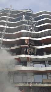 UPDATE - Incendiu la un bloc în construcţie din Mamaia; focul a pornit de la un lift exterior al clădirii şi a afectat faţada imobilului, de la parter până la etajul opt/ Incendiul a fost lichidat, fără a exista persoane rănite
