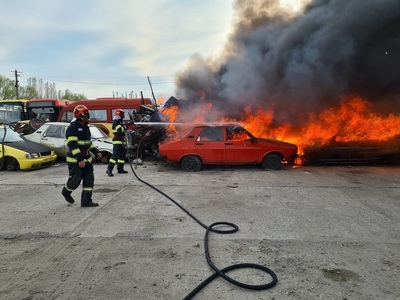 Incendiu în curtea regiei de transport din Craiova. 15 autovehicule dezafectate, distruse - FOTO, VIDEO
