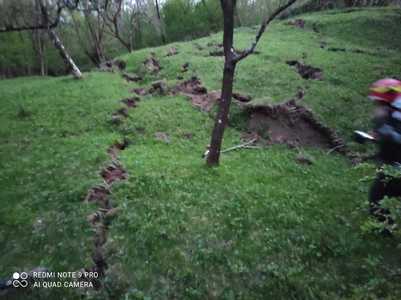 Alunecare de teren într-un sat din judeţul Prahova, trei gospodării fiind în pericol/ Locatarii s-au autoevacuat - FOTO