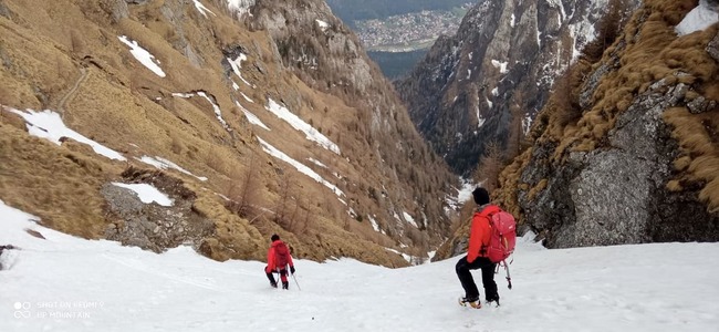 Un tânăr de 19 ani, căutat încă de ieri de către salvamontişti, a supravieţit pe munte după ce şi-a făcut adăpost în zăpadă - VIDEO

