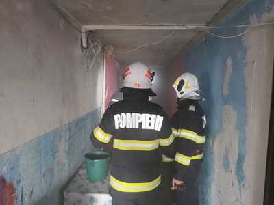 Botoşani: 28 de persoane, dintre care zece copii, evacuate în urma unui incendiu izbucnit într-o garsonieră - FOTO