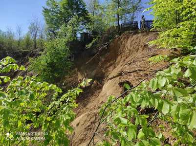 Prahova: Drum afectat de o alunecare de teren în localitatea Proviţa de Sus. La zece metri de alunecare se află o casă în care locuiesc zece persoane
