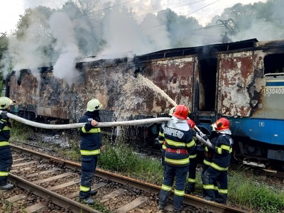 Caraş-Severin: Incendiu la un tren de marfă care transporta cereale. Locomotiva a luat foc, iar intervenţia pompierilor a fost dificilă din cauza lipsei unei surse de apă - FOTO, VIDEO
