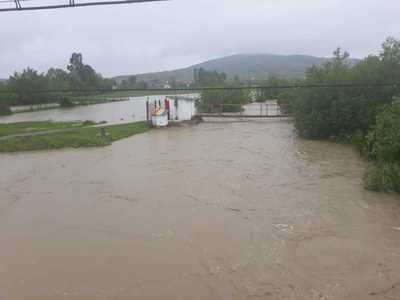 Cod roşu de inundaţii în judeţul Vrancea, până duminică dimineaţă / A fost transmis mesaj RO-Alert în 10 localităţi


