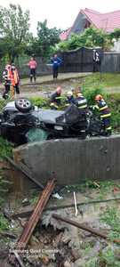 UPDATE - Bacău: Autoturism cu patru persoane, căzut într-o râpă / Două persoane au murit, iar celelalte două au fost rănite - FOTO