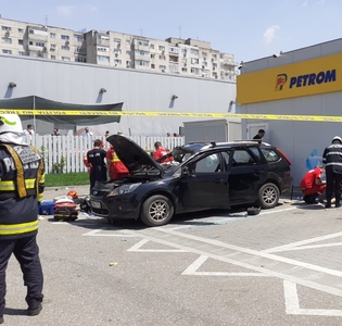 UPDATE - Explozie la o butelie aflată într-o maşină care staţiona pe o stradă din Bucureşti/ În autoturism erau doi tineri, unul a murit, celălalt fiind transportat la spital - FOTO