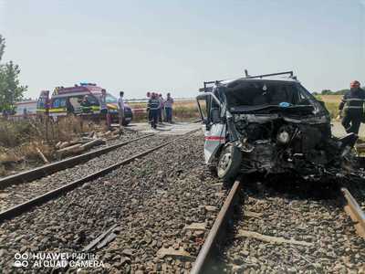 UPDATE - Accident feroviar în judeţul Dâmboviţa. Un tren de pasageri a lovit o camionetă încărcată cu lemne/ Pasagerul din autoutilitară a fost transportat la spital
