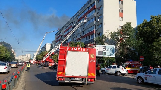 UPDATE  - Incendiu într-un apartament situat la ultimul etaj al unui bloc din Capitală. 30 de persoane au fost evacuate. Două persoane au au fost transportate la spital - FOTO, VIDEO