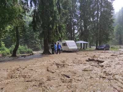 UPATE - Argeş: 60 de turişti, adulţi şi copii, evacuaţi după ce drumul de acces spre zona unde campaseră, la Lereşti, a fost afectat de o viitură