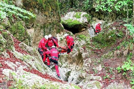 Bihor: Intervenţie a salvamontiştilor pentru recuperarea unui turist blocat în abruptul Cheile Galbenei, la circa 15 m înăltime de gura Izbucului Galbena