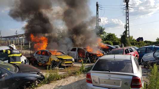 Sibiu: Incendiu într-un parc de dezmembrări auto din municipiul Mediaş / Focul s-a manifestat generalizat la patru maşini