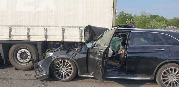 Accident pe Autostrada Bucureşti – Piteşti / O femeie a fost decapitată, după ce maşina condusă de soţul său a intrat direct sub remorca unui TIR / La faţa locului nu au fost găsite urme de frânare

