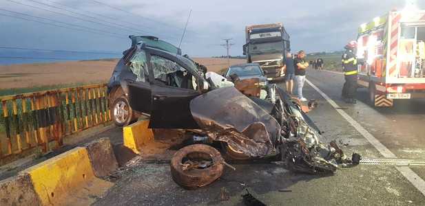UPDATE - Braşov: Un bărbat a murit şi alte cinci persoane au fost transportate la spital în urma unui accident în care au fost implicate trei autovehicule/ Încă o persoană, declarată decedată/ Traficul pe DN 1 a fost blocat - FOTO