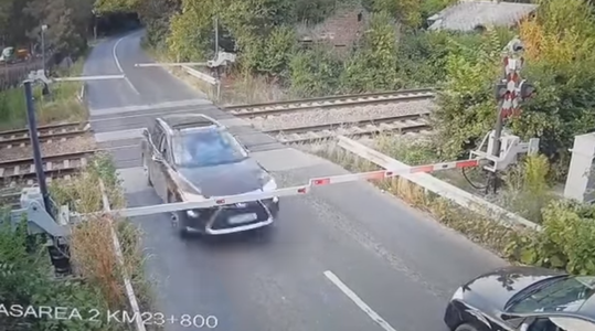 UPDATE - Şofer filmat în timp ce rupe barierele lăsate, la o trecere la nivel cu calea ferată. CFR: O astfel de inconştienţă pune în pericol nu doar vieţile conducătorilor auto, ci şi vieţile a mii de oameni care călătoresc cu trenul - VIDEO