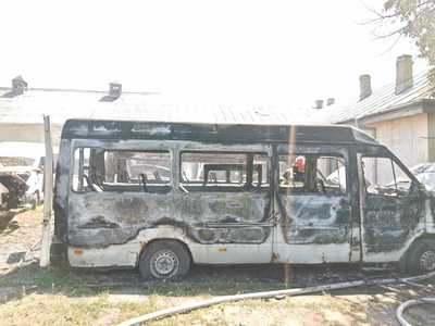 UPDATE - Botoşani: Incendiul la un garaj / Cinci microbuze fost distruse şi trei afectate 