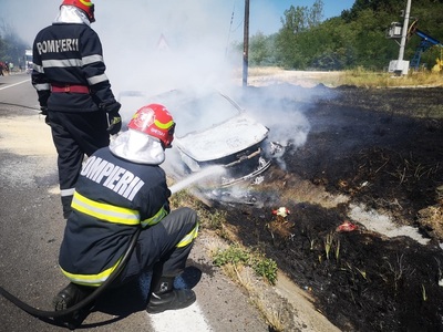 Autoturism distrus într-un incendiu, în urma unui accident rutier produs pe DN 7. Două persoane au primit îngrijiri medicale la faţa locului - FOTO, VIDEO
