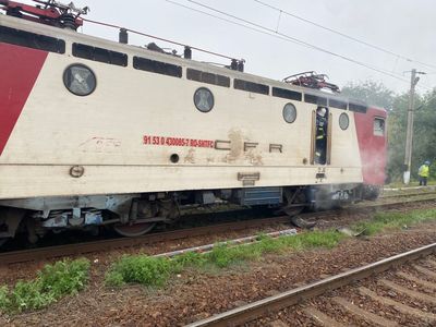 Incendiu la locomotiva unui tren care circula pe ruta Iaşi - Bacău/ Circulaţia feroviară, întreruptă timp de o jumătate de oră