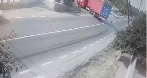 Galaţi - Şoferul unui TIR a reuşit să evite în ultimul moment un pieton, o femeie de 90 de ani, care a sărit în faţa autovehiculului - VIDEO, FOTO