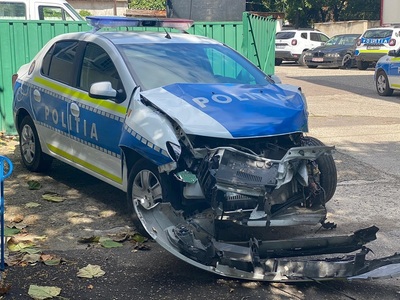 Buzău - Anchetă după ce o maşină de poliţie a fost implicată într-un accident - FOTO