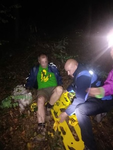 Buzău - Bărbat rănit, care s-a rătăcit cu câinele în pădure, salvat de jandarmii montani - FOTO