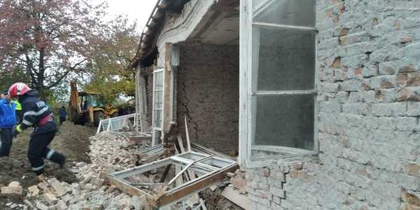 Bacău: Doi muncitori care lucrau la reabilitarea clădirii grădiniţei din Oituz au murit după ce un perete s-a prăbuşit peste ei