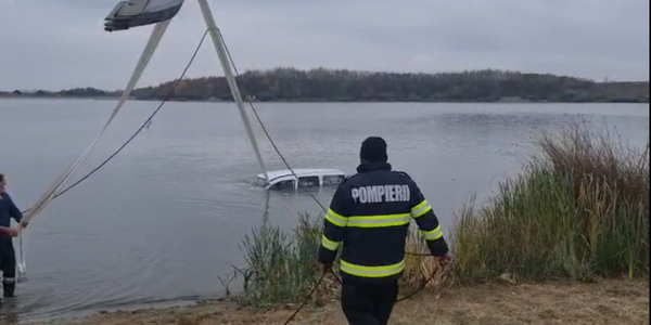 UPDATE - Argeş: Un pescar s-a salvat la limită, în timp ce maşina în care dormea pe malul unui lac a plecat la vale, scufundându-se apoi în apă - FOTO, VIDEO
