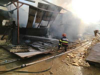 Harghita: Puternic incendiu la un atelier de prelucrarea lemnului / Peste 80 de pompieri intervin, reuşind să limiteze întinderea focului la alte două ateliere - VIDEO