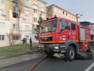 Sibiu: Doi adolescenţi, transportaţi la spital cu arsuri în urma unui incendiu izbucnit într-un apartament/ Circa 30 de locatari ai blocului s-au autoevacuat 