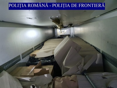 Aproximativ 15 tone de materiale pirotehnice, descoperite într-un camion cu cartofi, la vama Giurgiu / Şoferul nu avea autorizaţie pentru petardele şi artificiile transportate