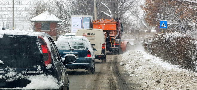 UPDATE - Bacău: Alimentarea cu curent, afectată în 17 localităţi din cauza ninsorii din ultimele ore / Şoferii reclamă că se circulă cu greu, drumurile nefiind curăţate / Primar: Cineva nu şi-a făcut treaba la timp - FOTO / VIDEO