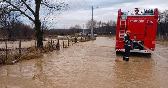 Dâmboviţa: Drum judeţean inundat după ce râul Dâmboviţa a ieşit din matcă. Cinci localităţi au fost afectate de inundaţii. Judeţul e în continuare sub avertizare cod galben - FOTO, VIDEO
