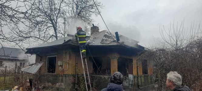 Ialomiţa: Trei persoane, transportate la spital în urma unui incendiu care a cuprins o casă