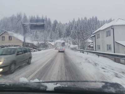 Trafic îngreunat pe mai multe drumuri din ţară, din cauza codului galben de polei, ceaţă şi ninsori / Aglomeraţie pe DN1 Braşov -Ploieşti