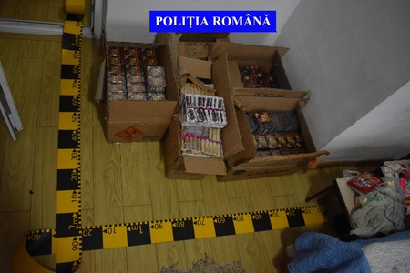 Olt: 950 de kilograme de articole pirotehnice, descoperite de poliţişti în urma a două percheziţii 