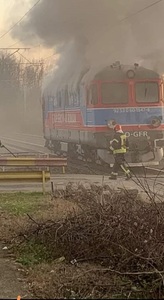 Locomotiva unui tren de marfă care transporta îngrăşăminte chimice a luat foc în apropiere de Ploieşti - FOTO