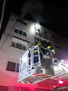 Locatari evacuaţi dintr-un bloc din Giurgiu din cauza unui incendiu. Un bărbat care fugit din calea flăcărilor a fost recuperat de pe acoperişul blocului / O femeie s-a intoxicat 