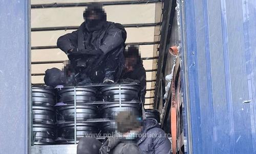 Arad: 15 cetăţeni din Afganistan, care au încercat să treacă ilegal frontiera în Ungaria, ascunşi în două camioane, prinşi la Nădlac II 