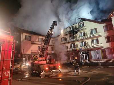 Braşov: Incendiul care a cuprins un hotel din Rupea, stins după o intervenţie care a durat şase ore
