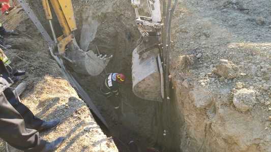 Bacău: Un muncitor de 33 de ani a murit, după ce un mal de pământ s-a surpat peste el  