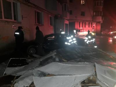 UPDATE - Autoturisme avariate în Fălticeni, după ce mai multe elemente ale unui acoperiş au căzut - FOTO