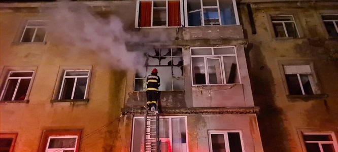 Cinci persoane au ajuns la spital în urma unui incendiu la un bloc din Medgidia. Cei 40 de locatari au fost evacuaţi. Focul a afectat două garsoniere unde erau depozitate materiale textile - FOTO
